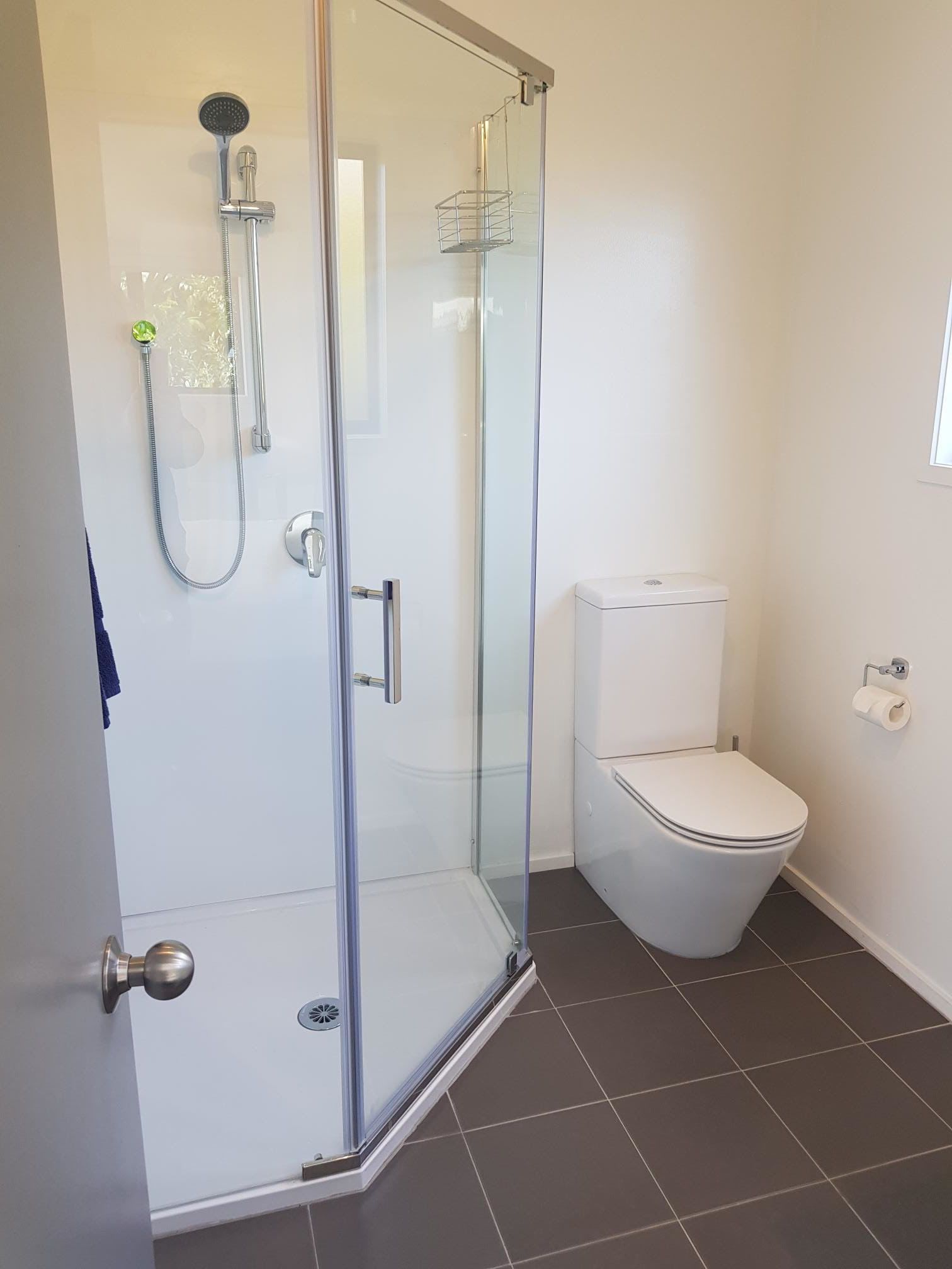 Motel Studio | Bathroom shower