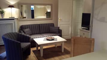 Een flatscreentelevisie, boeken en een stereo