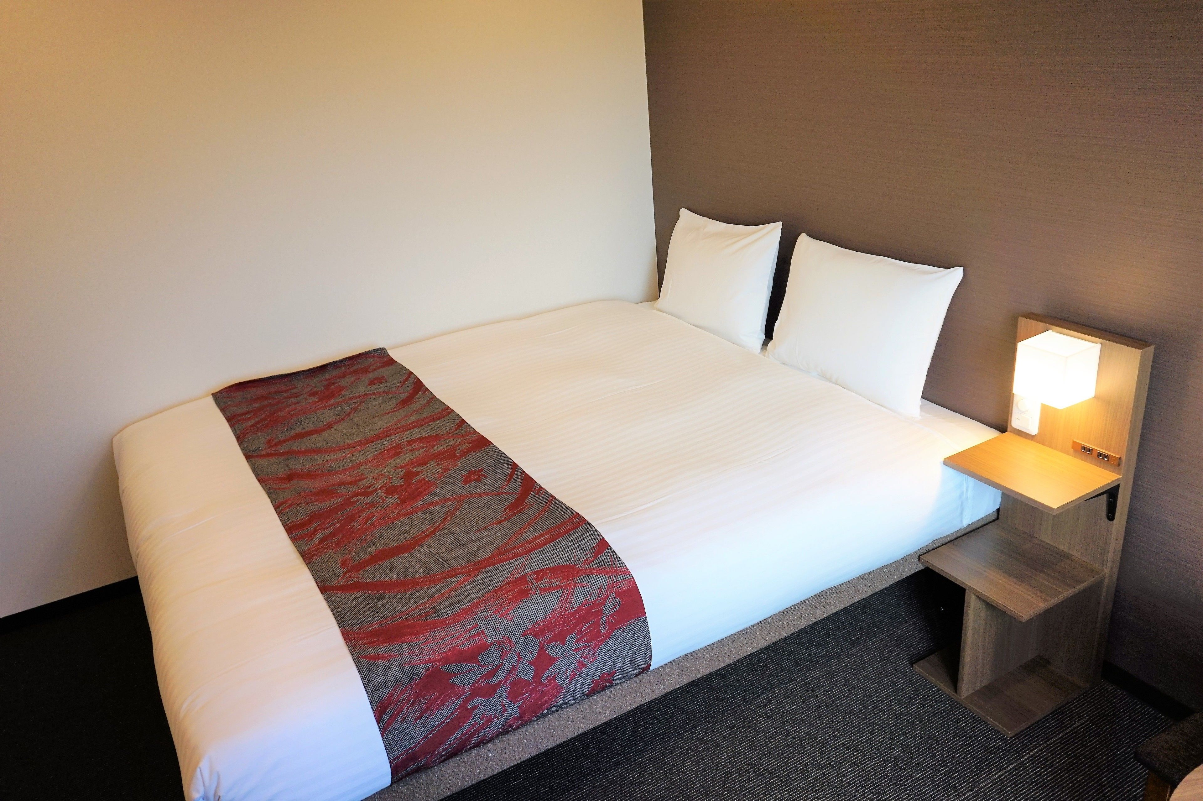 queen room | premium bedding, down duvets, pillow-top beds, desk