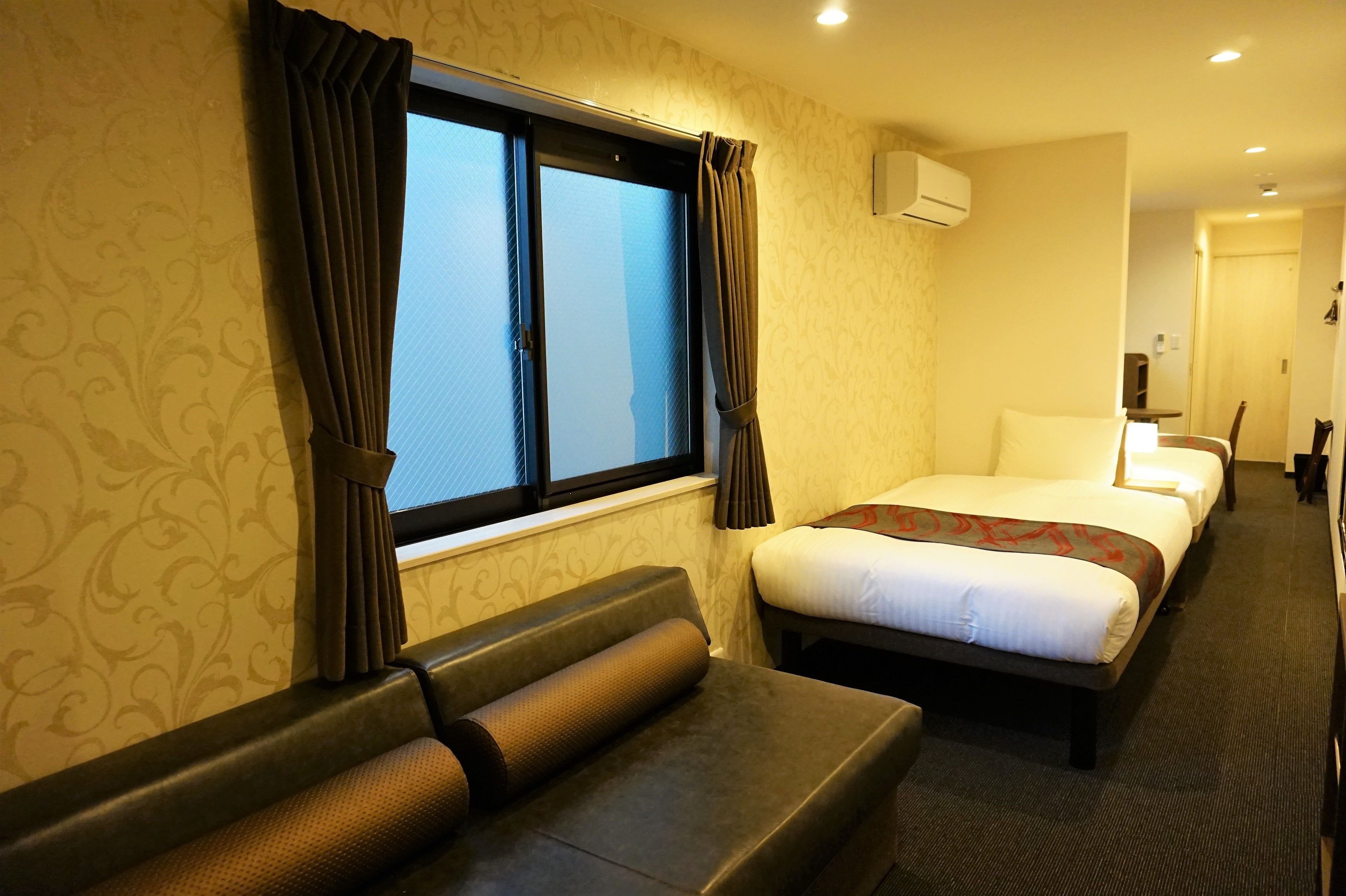 triple room | premium bedding, down duvets, pillow-top beds, desk