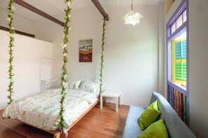 2 chambres, décoration personnalisée, bureau, fer et planche à repasser