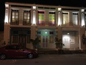 Façade de l’hébergement - soirée/nuit