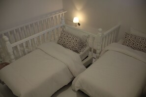 2 chambres, décoration personnalisée, bureau, fer et planche à repasser