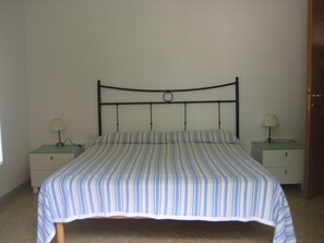 3 habitaciones, tabla de planchar con plancha, wifi y ropa de cama 