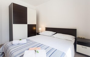 3 bedrooms, in-room safe, travel cot, free WiFi