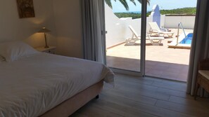 4 bedrooms, in-room safe, iron/ironing board, travel cot - House with sea view and natural park, private pool .Last minute   (Vila do Bispo)