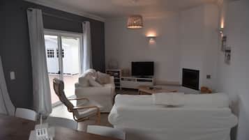 Älytelevisio, takka, kirjoja