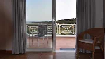 4 makuuhuonetta, tallelokero huoneessa, silitysrauta/-lauta