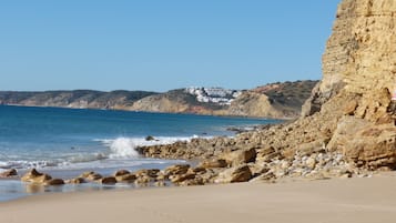 Ranta lähistöllä, rantapyyhkeitä