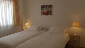 4 chambres, coffre-fort, fer et planche à repasser, lit de bébé portatif