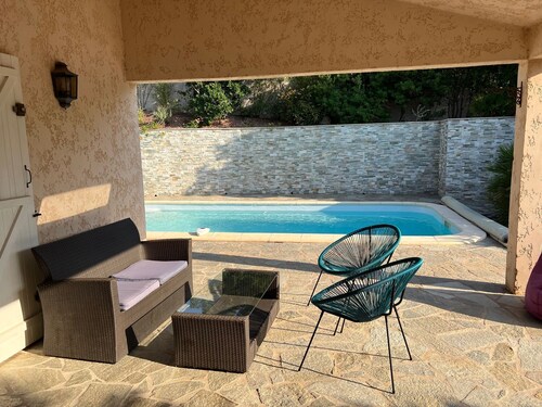 Très Belle Villa au Calme, Vue Montagne, Proche Mer, 700m du Centre Ville