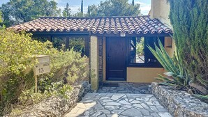 A small house with a tiled roof, stone walls, and a stone pathway leading to the entrance. - House near Fréjus, 850 m² garden in a private gated community with a pool, tennis court, etc. (Fréjus)