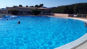 A large, clear blue swimming pool surrounded by a white deck. - House near Fréjus, 850 m² garden in a private gated community with a pool, tennis court, etc. (Fréjus)