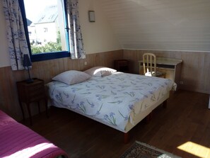 4 bedrooms, iron/ironing board, travel cot, free WiFi