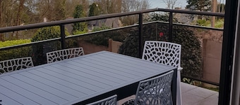 House on rue de la petite corniche, 600m from town center and 1km from port.