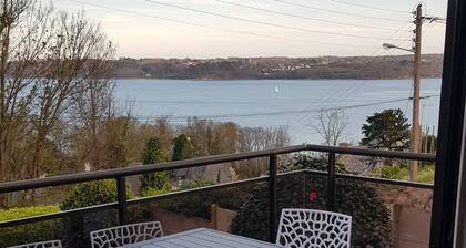 House on rue de la petite corniche, 600m from town center and 1km from port.