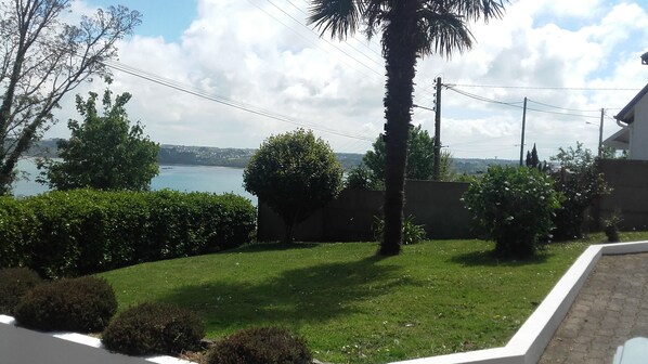 Property grounds - House on rue de la petite corniche, 600m from town center and 1km from port. (Perros-Guirec)