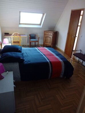 4 bedrooms, iron/ironing board, travel crib, free WiFi - House on rue de la petite corniche, 600m from town center and 1km from port. (Perros-Guirec)