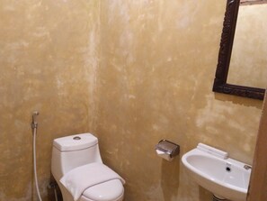 Habitación superior, 1 cama King size | Baño | Regadera, regadera tipo lluvia, amenidades de baño gratuitas