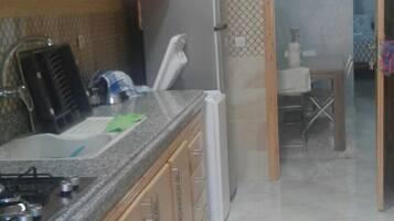 Réfrigérateur, micro-ondes, plaque de cuisson, cafetiÚre/bouilloire