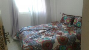 2 habitaciones, cuna de viaje y ropa de cama 