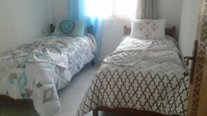 2 bedrooms, travel crib, bed sheets