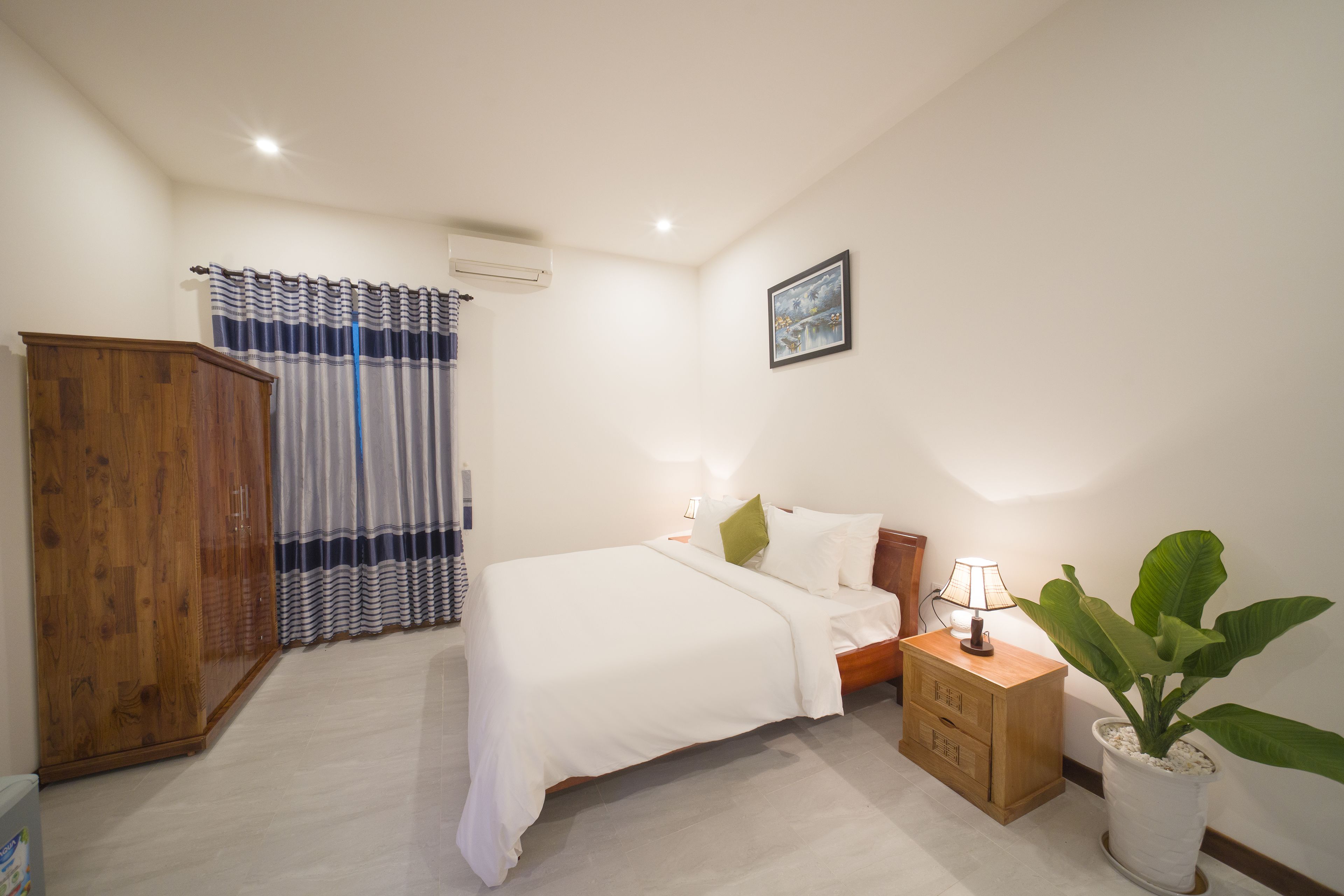 Minibar, desk, free WiFi, bed sheets