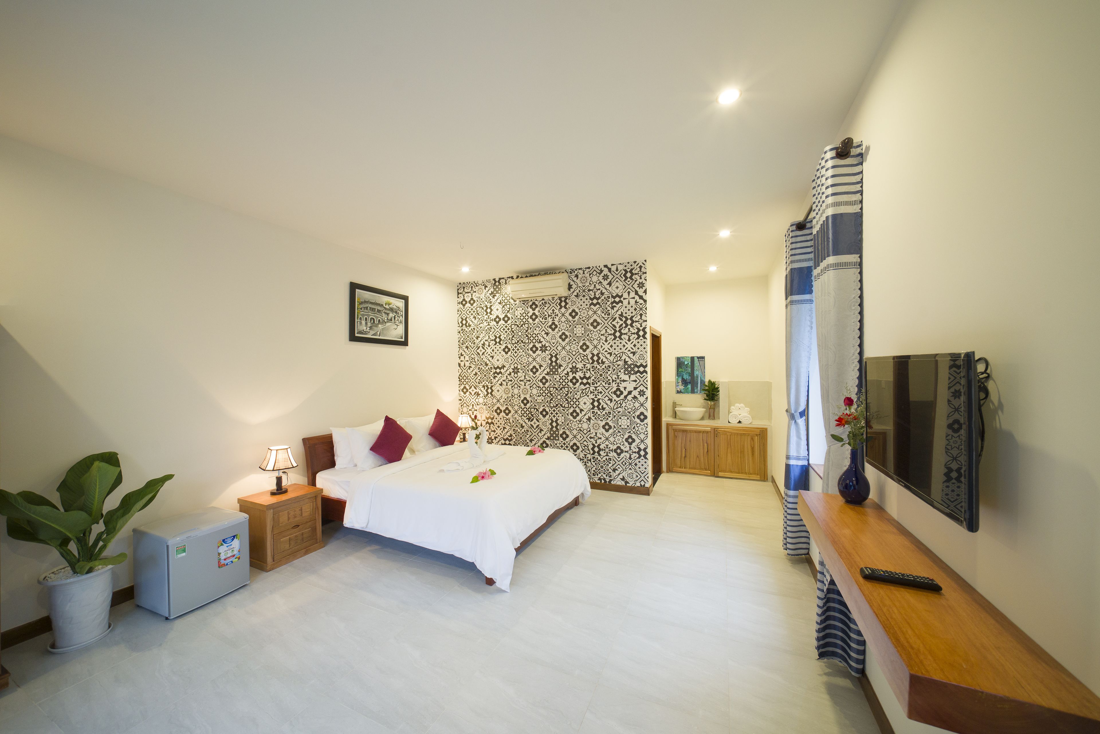 Minibar, desk, free WiFi, bed sheets