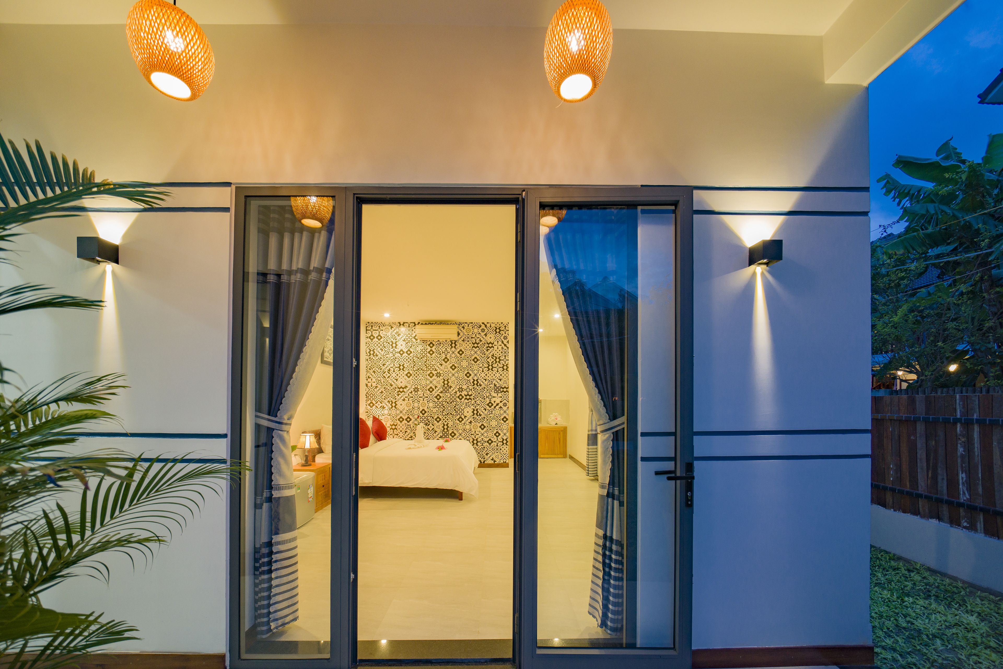 Minibar, desk, free WiFi, bed sheets