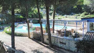 Piscine à débordement, chaises longues