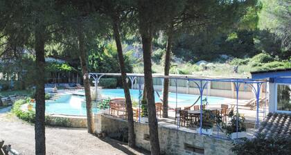 Farmhouse with pool, near Nimes, for 10 people, ideal family gathering.