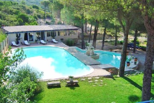Farmhouse with pool, near Nimes, for 10 people, ideal family gathering.