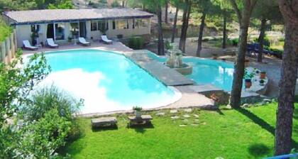 Farmhouse with pool, near Nimes, for 10 people, ideal family gathering.