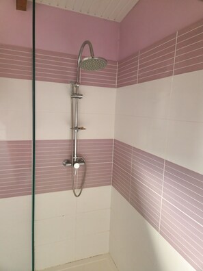 Dusche, Haartrockner, Bidet, Handtücher