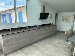 Fridge, microwave, oven, stovetop - NOIRMOUTIER CHARMING RESIDENCE VERY COMFORTABLE 800 M BEACH AND TOWN CENTER (Noirmoutier-En-L'île)