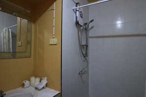 Chambre Standard, 1 lit double, non-fumeur | Salle de bain | Douche, articles de toilette (gratuits), serviettes fournies