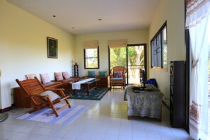 Phòng dành cho gia đình, nhiều giường, không hút thuốc | Khu phòng khách | TV màn hình phẳng 