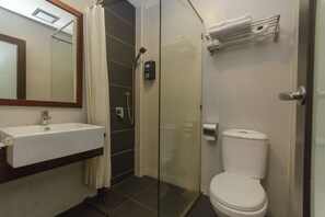 华丽双床房 | 浴室 | 淋浴设施、免费洗浴用品、毛巾