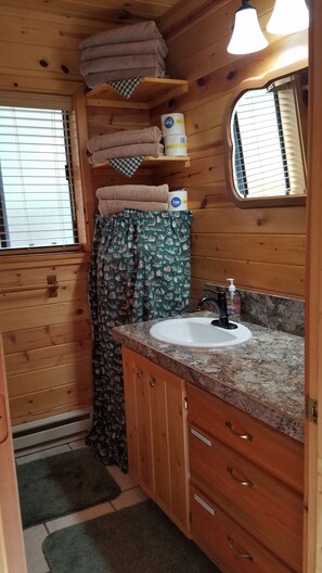 Bruser, hårtørrer, håndklæder, Sæbe