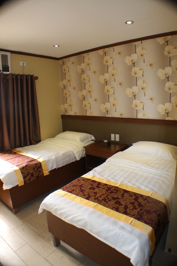 Ropa de cama de alta calidad, escritorio, wifi gratis y ropa de cama