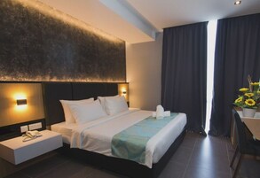 Escritorio, wifi gratis y ropa de cama 