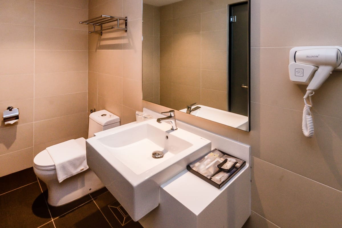 deluxe double room, 1 king bed | bathroom | shower, rainfall showerhead, free toiletries, hair dryer