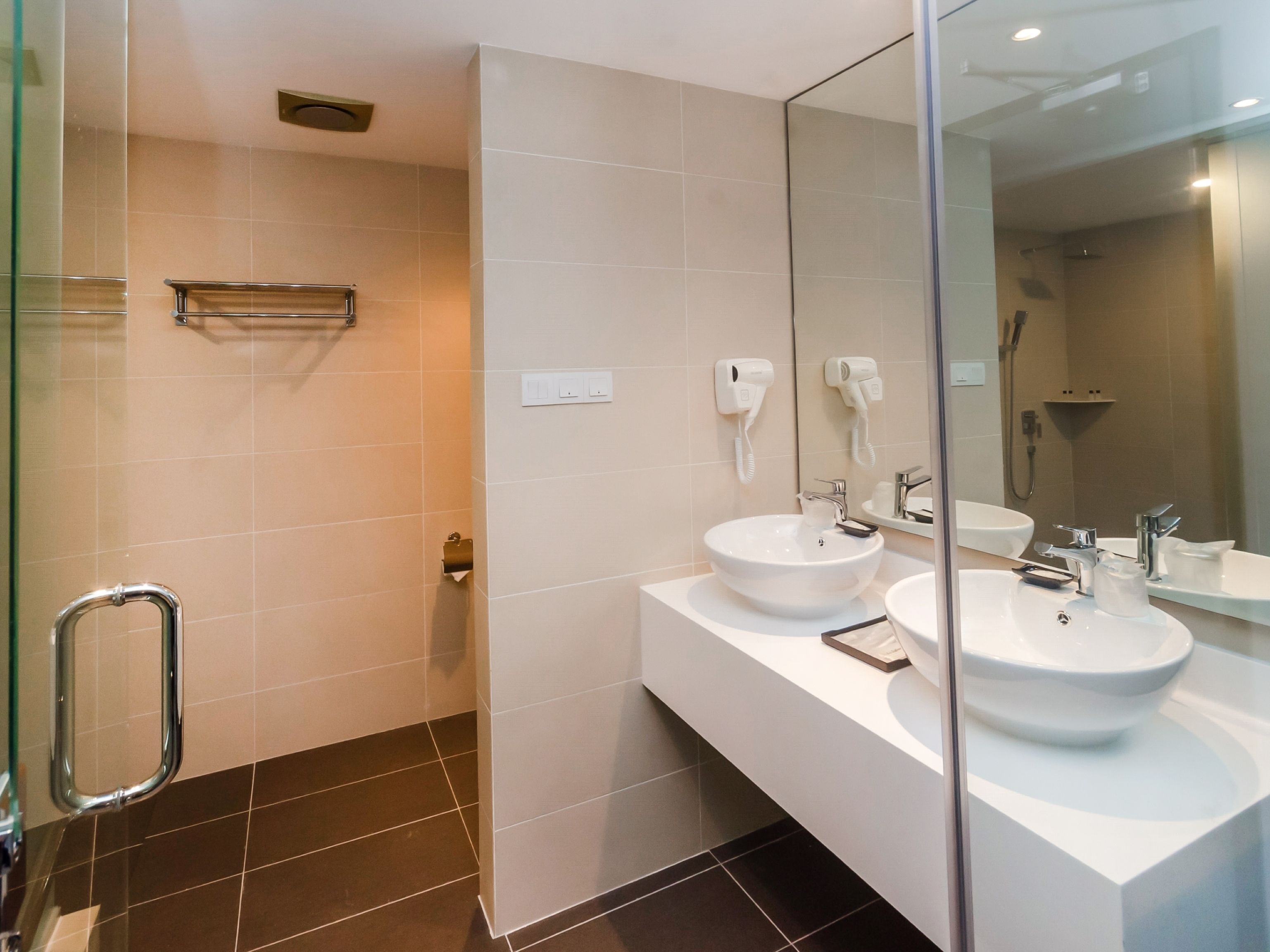 presidential suite, 1 double bed | bathroom | shower, rainfall showerhead, free toiletries, hair dryer