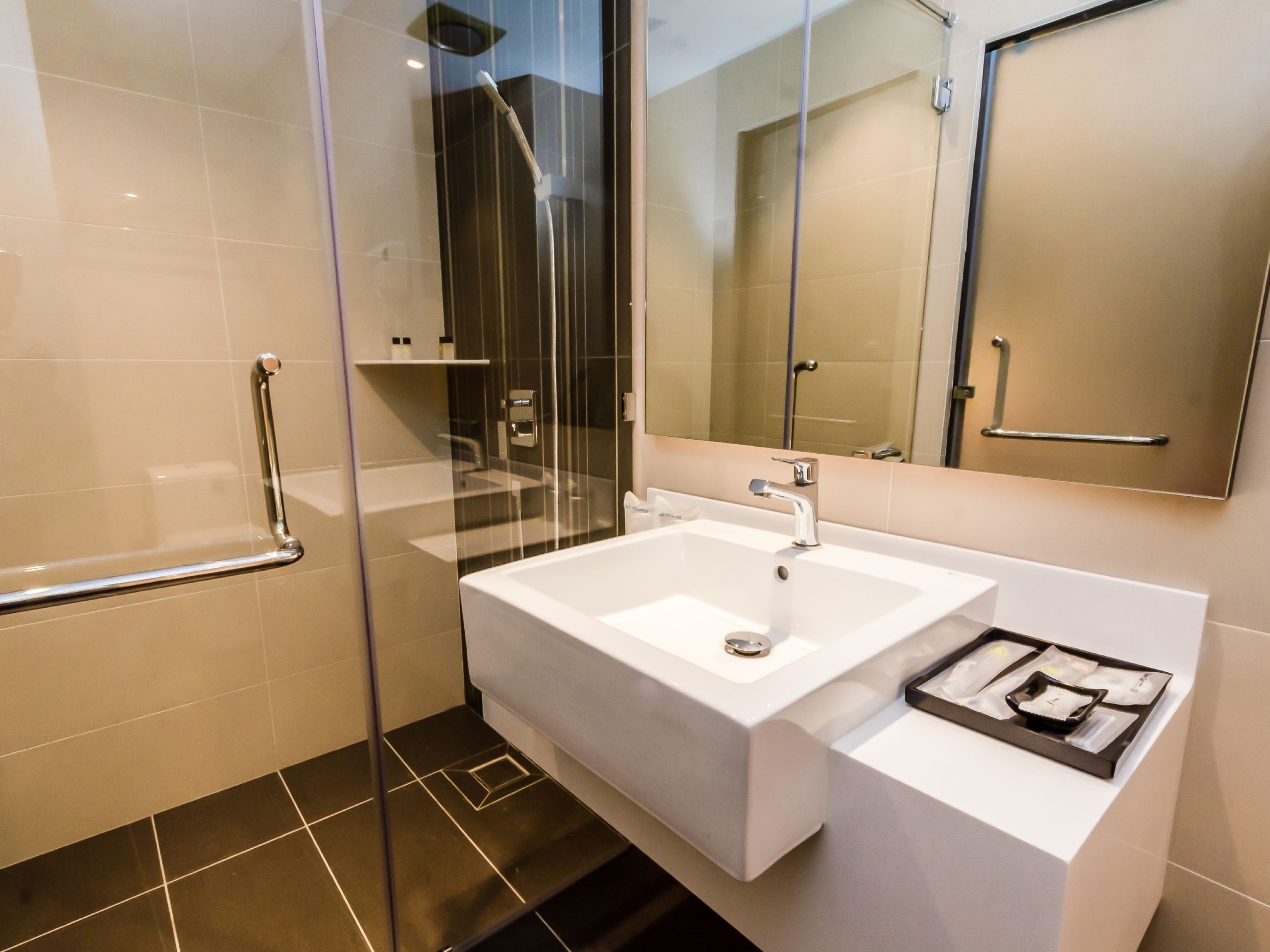 standard twin room | bathroom | shower, rainfall showerhead, free toiletries, hair dryer