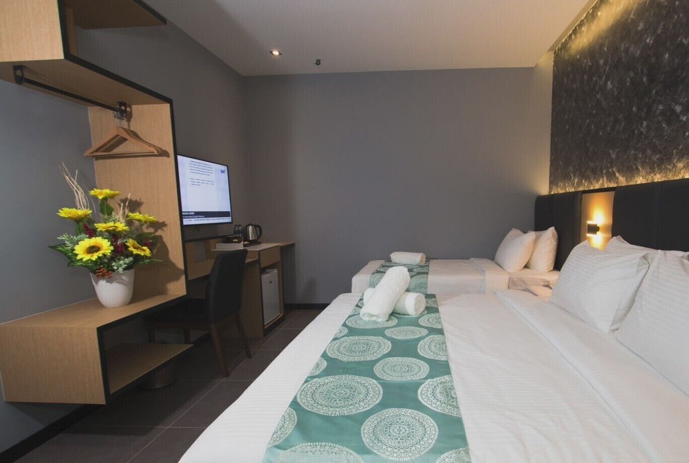 deluxe triple room | desk, free wifi, bed sheets