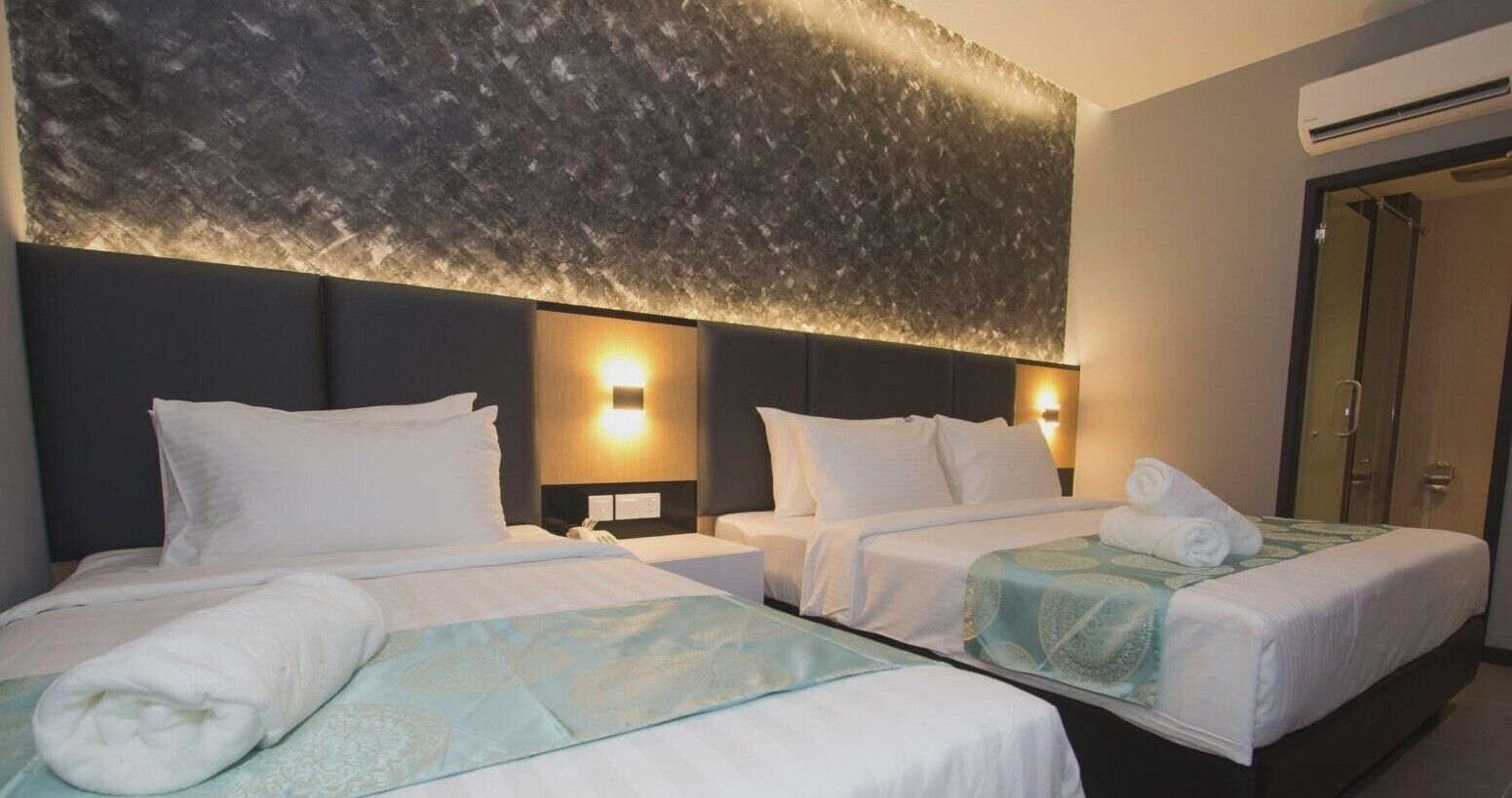 deluxe triple room | desk, free wifi, bed sheets