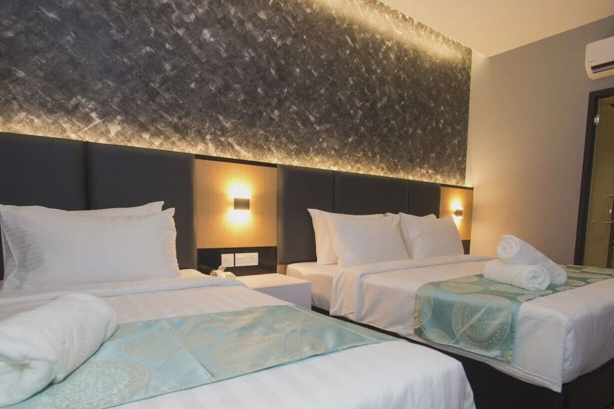 deluxe triple room | desk, free wifi, bed sheets