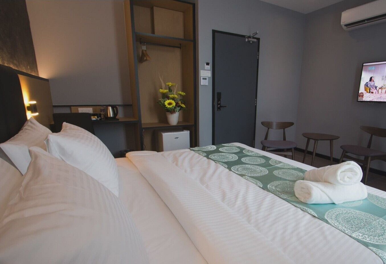 premium double room, 1 king bed | desk, free wifi, bed sheets