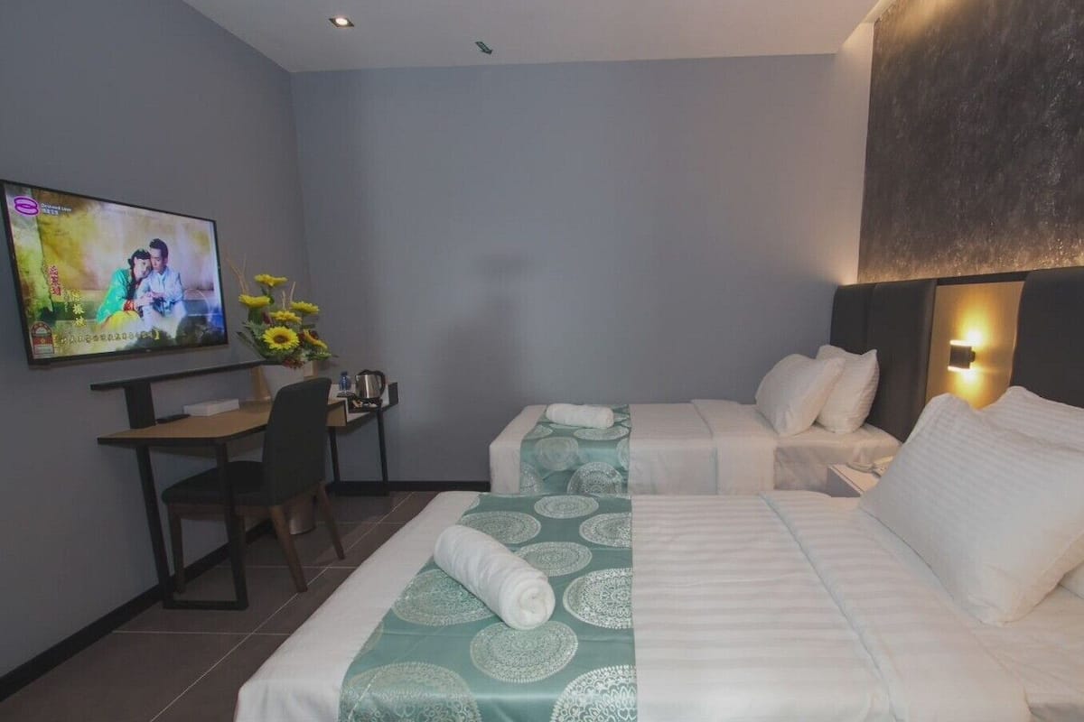 Escritorio, wifi gratis y ropa de cama