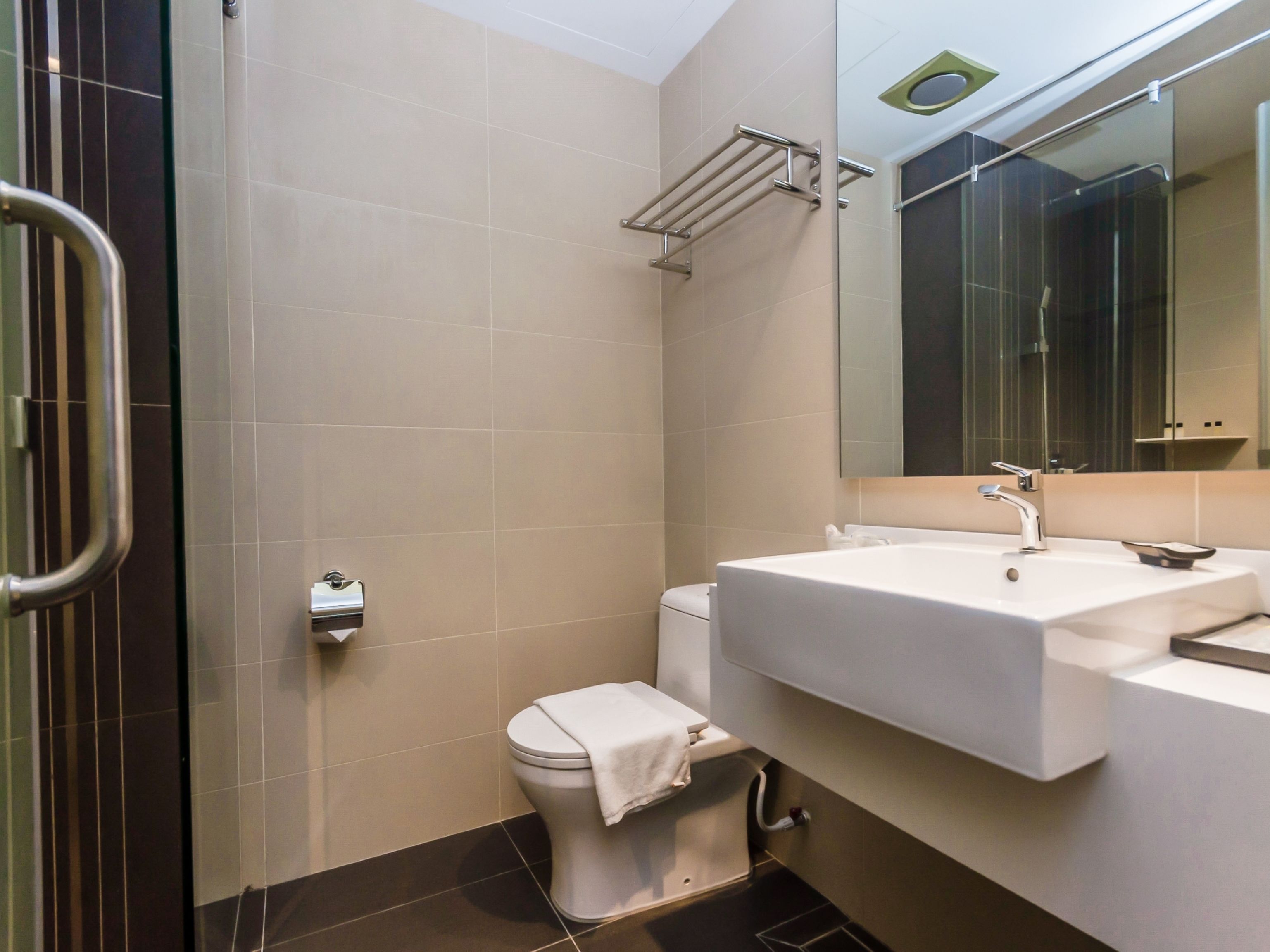 deluxe triple room | bathroom | shower, rainfall showerhead, free toiletries, hair dryer
